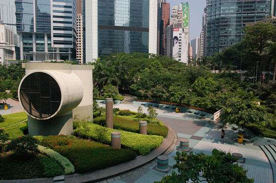 DA WAN CHAI A CENTRAL - Harcourt Garden alla fine di Hennessy Road: in primo piano le grandi prese di ventilazione