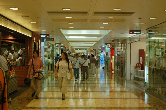 DA ADMIRALTY A CENTRAL - Camminiamo all'interno dei percorsi sopraelevati che collagno centri commerciali, uffici e interi isolati di città