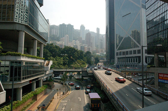 DA ADMIRALTY A CENTRAL - Da Admiralty vista sulla Bank of China Tower tra strade e sopraelevate