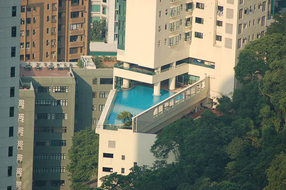 ISOLA DI HONG KONG NORD - Dal Victoria Peak scrutiamo gli alti condomini dei Mid Levels e scoviamo questa bella piscina di un piano attico