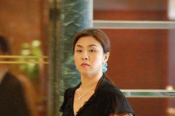 KOWLOON - Una distinta e chic signora in uno dei grandi centri commerciali di Tsim Sha Tsui