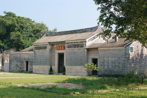 TAI FU TAI MANSION - La facciata è costruita su un basamento in granito con un muro di mattoni grigi e decorata con figurine e modanatura di ceramica sulle nicchie