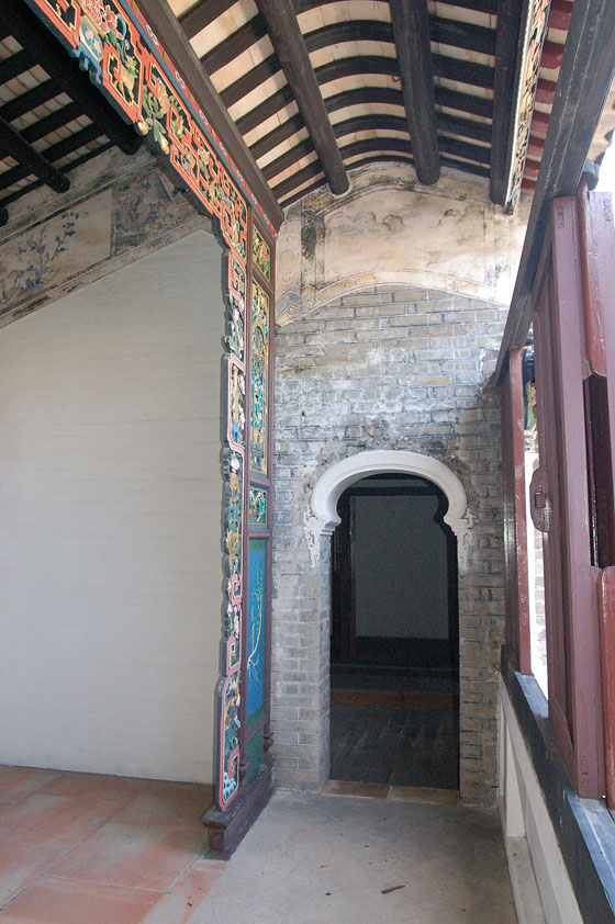 TAI FU TAI MANSION - Questo balcone al piano superiore si affaccia sulla corte interna: da qui le giovani donne potevano osservare gli ospiti senza essere viste