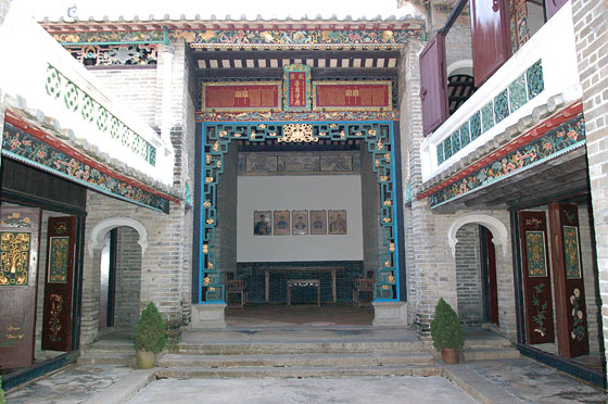 TAI FU TAI MANSION - La corte centrale interna con due stanze laterali e in asse la Sala Principale