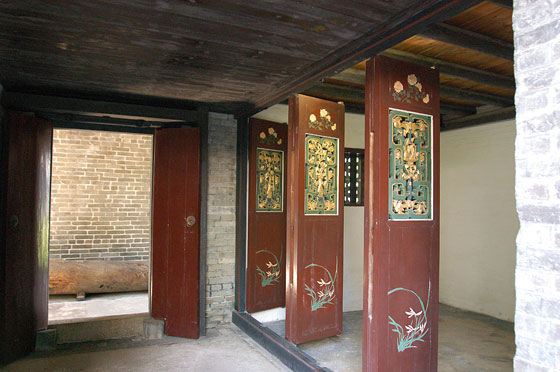 TAI FU TAI MANSION - Vista verso la corte interna e a destra le camere con le tradizionali porte lignee
