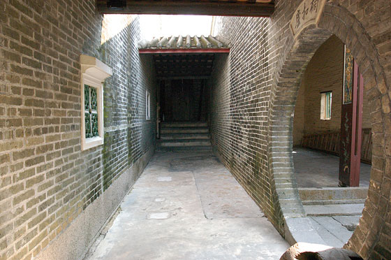 TAI FU TAI MANSION - In fondo si trovano i servizi igienici e a lato, oltre la porta circolare, la cucina e una stanza che si affacciano entrambe su una corte interna 