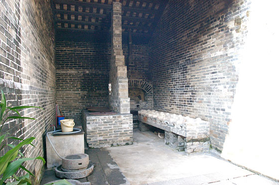 TAI FU TAI MANSION - Vista della cucina con a lato i recipienti/fornelli in muratura