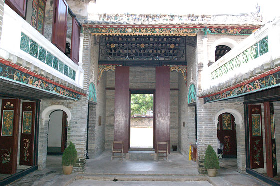 TAI FU TAI MANSION - Nella hall subito dopo l'ingresso due alti pannelli di legno, se chiusi, costituiscono una sorta di filtro impedendo la vista del portico interno e della Sala Principale