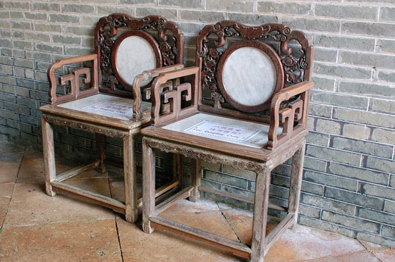 TAI FU TAI MANSION - Alcuni mobili di famiglia in legno <em>hongmu</em> (legno rosso in cinese, legno nero in inglese) a testimonianza della maestosità della sala alla fine del XIX secolo
