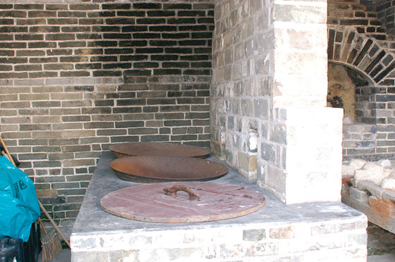TAI FU TAI MANSION - I recipienti/fornelli in muratura della cucina