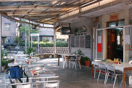 NUOVI TERRITORI - Villaggio di Wing Ping Tsuen, San Tin - sosta ristoratrice proprio di fronte alla Tai Fu Tai Mansion
