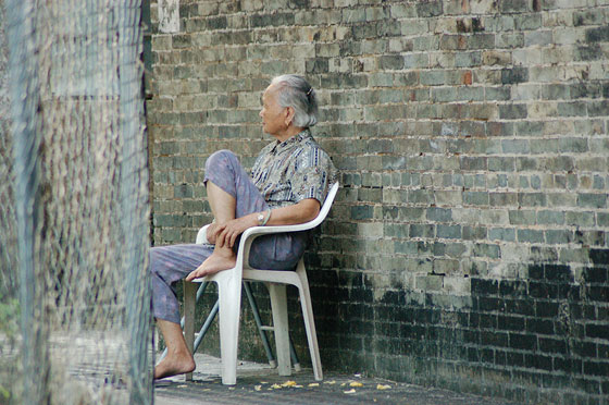 NUOVI TERRITORI - Un'anziana cinese in un vicolo del villaggio di Wing Ping Tsuen