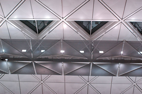 HONG KONG INTERNATIONAL AIRPORT - Particolare della copertura del terminal