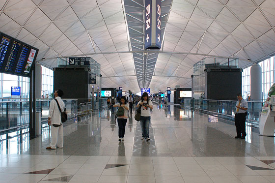 HONG KONG INTERNATIONAL AIRPORT - Gli interminabili percorsi verso i gates