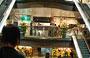 NATHAN ROAD. Centri commerciali e ogni tipo di negozi fanno di Nathan Road uno dei luoghi più frequentati per lo shopping