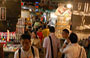 KOWLOON. Il vivace e popolare mercato notturno di Temple Street