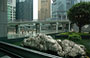 BANK OF CHINA TOWER. Dall'interno dell'edificio vista sui giardini e oltre sui grattacieli di Admiralty