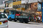CENTRAL. Tra le pubblicità e le vetrine di Queen's Road Central, notiamo un camion che trasporta bambù per ponteggi
