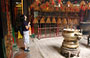 TEMPIO DI MAN MO. Una ragazza cinese è intenta ad esprimere i suoi desideri e le sue preghiere dopo aver appeso una spirale di incenso