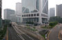 ADMIRALTY. Vista della Torre della Banca di Cina nel contesto di strade e sopraelevate che circondano l'edificio, configurazione benevola e di buon auspicio secondo i principi del Feng Shui