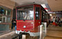 VICTORIA PEAK. Il tram a cremagliera si ferma nella stazione collegata alla Peak Tower