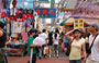MONG KOK. Capi di abbigliamento in vendita al Ladies Market