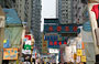 MONG KOK. Il colorato e vivace Ladies Market tra gli alti condomini di Mong Kok