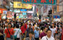 MONG KOK. La foto rende l'idea di quanto il mercato delle Signore sia frequentato, no?