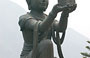 LANTAU. Una delle sei statue in bronzo di bodhisattva che offrono doni al Grande Buddha del Monastero di Po Lin
