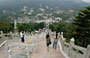 MONASTERO DI PO LIN. Dalla piattaforma in cui è seduto il Buddha, ampia vista panoramica sul Monastero di Po Lin e le colline circostanti