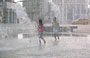 LANTAU. Tung Chung: i bambini giocano con i getti d'acqua della fontana di questa piazza proprio davanti alla Stazione MTR