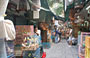 MONG KOK. I chioschi del Mercato degli Uccelli annoverano, in un grazioso e melodioso cortile, centinaia di volatili, fringuelli, pappagalli, passeri e cacatue 