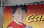 KOWLOON. Su una parete una pubblicità con il mito Jackie Chan