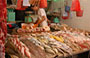 WAN CHAI. Pesce fresco in vendita sui banchi del Mercato di Wan Chai