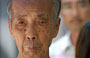 WAN CHAI. Il volto segnato dal tempo e l'espressione curiosa di questo anziano cinese ci colpiscono