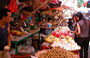 A EST DI CENTRAL. Banchi di frutta e verdura tra i vicoli di Wan Chai: donne confrontano prodotti e prezzi