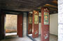 TAI FU TAI MANSION. Vista verso la corte interna e a destra le camere con le tradizionali porte lignee