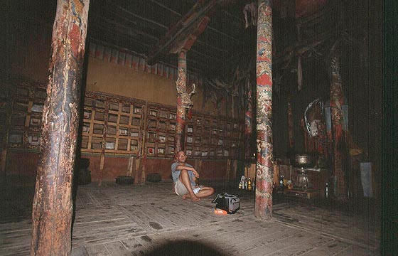 LEH - LADAKH  - E' realizzata interamente in legno la bellissima, semplice, povera, sala delle preghiere del Leh Palace