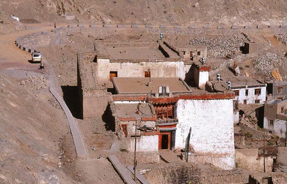LEH - LADAKH  - Da Leh Palace vista sulle caratterstiche costruzioni della città vecchia realizzate con materiali locali naturali