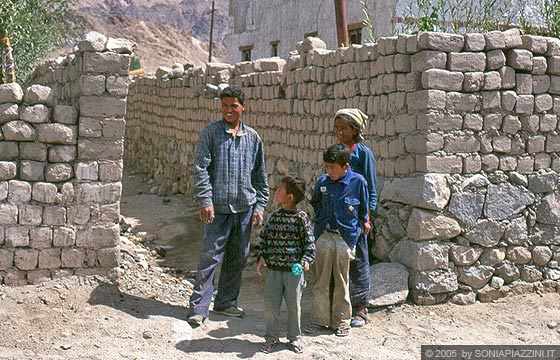 LADAKH  - Il villaggio di Tikse - un gruppo di giovani indiani tra strade polverose, muri a secco e le tradizionali costruzioni con intonaco a calce