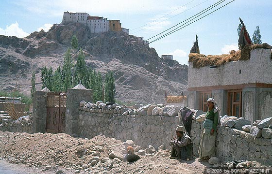 LADAKH - HIMALAYA - Verso il Tikse Gompa - i lavori di ampliamento della strada che porta al villaggio di Tikse