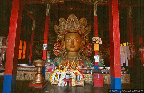 LADAKH - Tikse Gompa - la statua del Buddha nella sala della preghiera: doni e offerte al Buddha