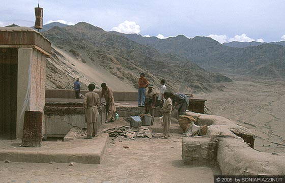 LADAKH - Uomini al lavoro sulla copertura del Tikse Gompa