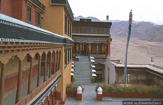 LADAKH - HIMALAYA - Tikse Gompa - vista verso la sala delle preghiere 