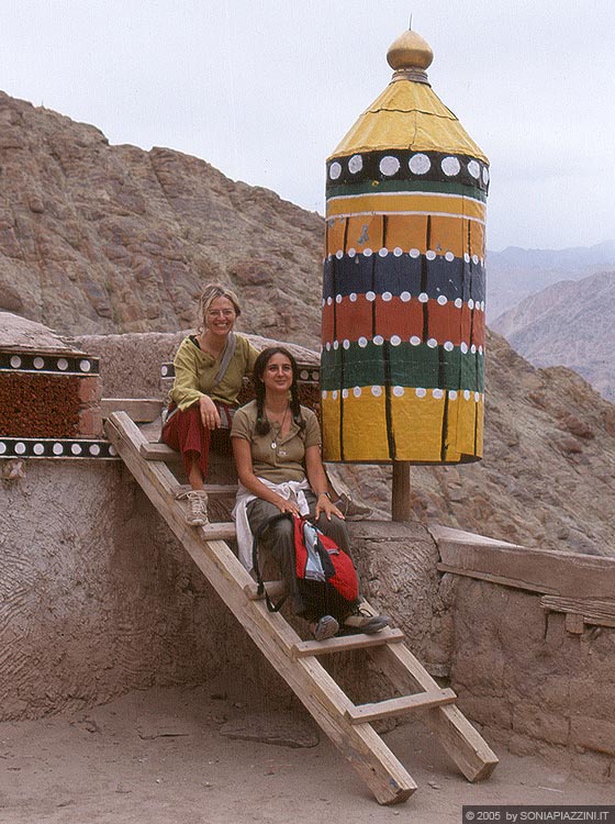 HEMIS GOMPA - Io e Giovanna nei pressi di uno dei caratteristici elementi simbolici utilizzati sui tetti terrazza dei monasteri di cui però non sono riuscita a capire la funzione e il significato