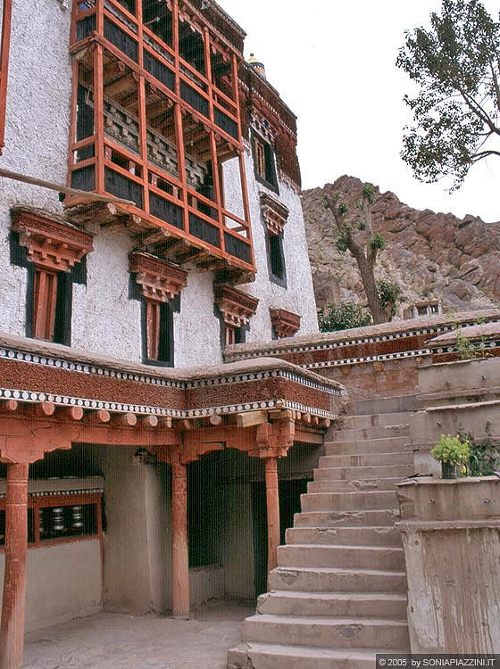 HEMIS GOMPA - Le facciate intonacate a calce con i colorati legni e i motivi delle finestre
