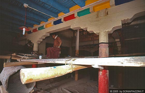 LADAKH - Stakna Gompa - i lavori di restauro: si noti la sotituzione completa delle strutture lignee che vengono successivamente dipinte con colori vivaci