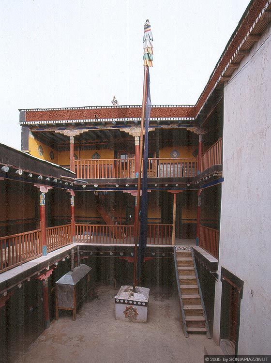 LADAKH - HIMALAYA - Stakna Gompa - il cortile interno