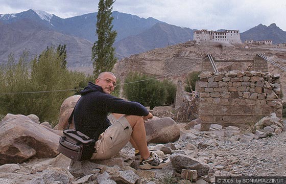 LADAKH  - Stakna Gompa - Francesco durante una sosta nei pressi del fiume Indo