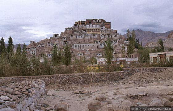 LADAKH  - Tornando verso Leh ci fermiamo ad ammirare nuovamente il Gompa di Tikse